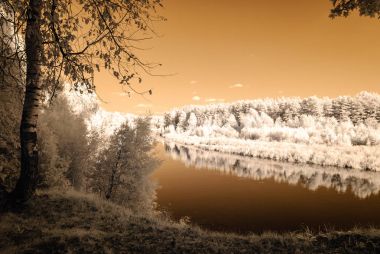 Valmiera Letonya Gauja nehir tarafından turist iz. sonbahar c