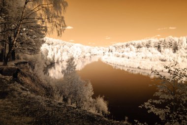 Valmiera Letonya Gauja nehir tarafından turist iz. sonbahar c