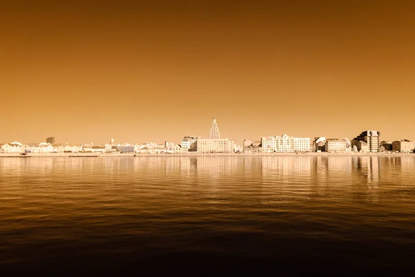 Vista panorámica de Riga, Letonia sobre el río Daugava. otoño co —  Fotos de Stock