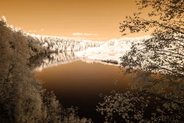 Valmiera Letonya Gauja nehir tarafından turist iz. sonbahar c