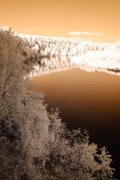 Valmiera Letonya Gauja nehir tarafından turist iz. sonbahar c
