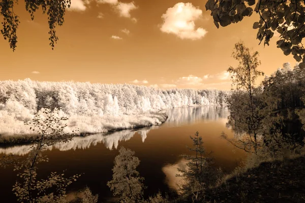 Valmiera Letonya Gauja nehir tarafından turist iz. sonbahar c