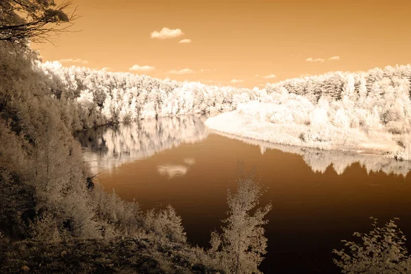 Sentier touristique au bord de la rivière de Gauja en Valmiera Lettonie. automne c — Photo