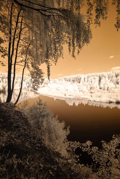 Wanderweg am Fluss Gauja in Valmiera Lettland. Herbstwetter — Stockfoto