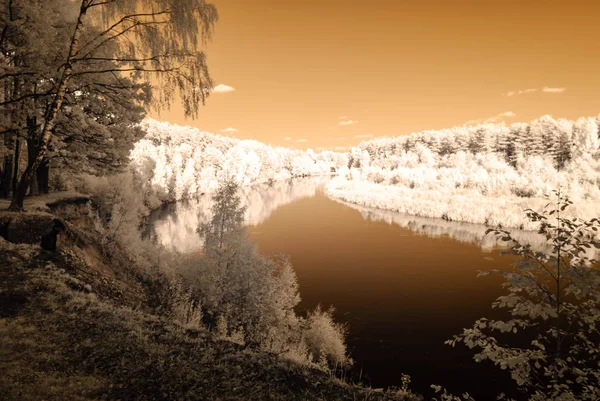 Valmiera Letonya Gauja nehir tarafından turist iz. sonbahar c