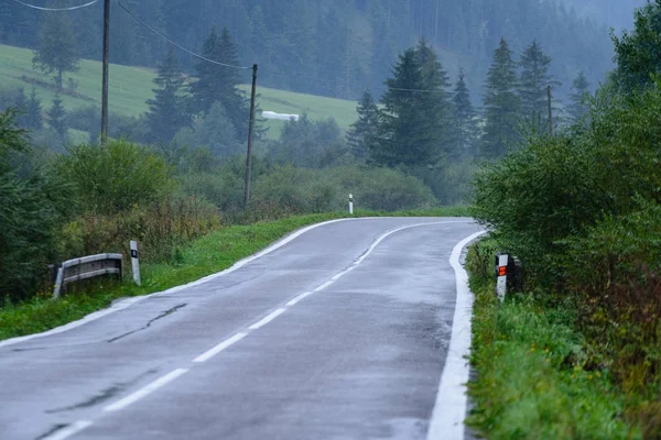 Strada vuota in campagna in autunno — Foto Stock