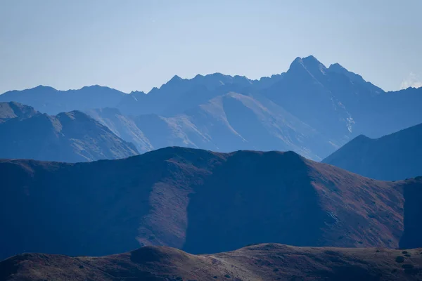 Vista del pico de montaña de Tatra en Eslovaquia en un día soleado — Foto de Stock