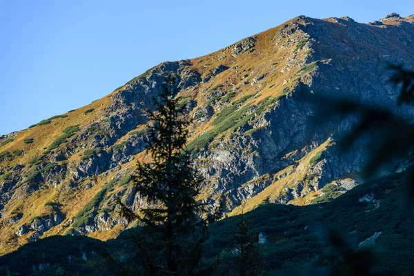 Tatra mountain peak widok na Słowacji w słoneczny dzień — Zdjęcie stockowe