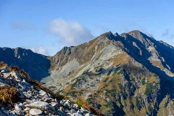Скалистая горная вершина с видом на Словакию — стоковое фото