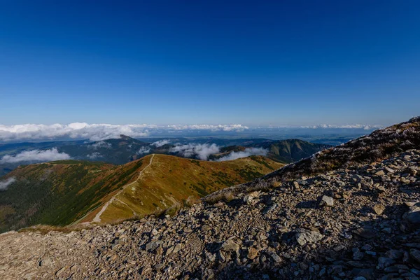 Montagna rocciosa vista sulla zona di picco in Slovacchia — Foto Stock