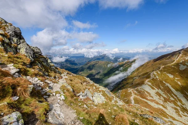 Montagna rocciosa vista sulla zona di picco in Slovacchia — Foto Stock