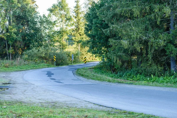 Estrada de asfalto vazio no campo no verão — Fotografia de Stock