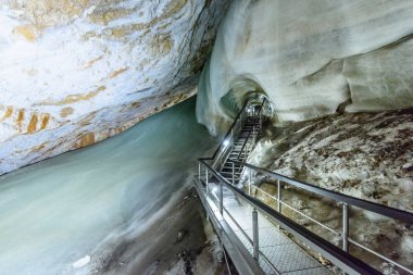 Slovakya buzul buz mağarada renkli bir görünümünü