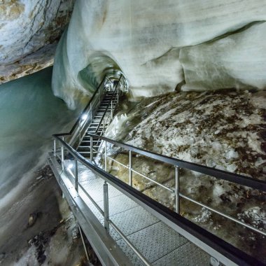 Slovakya buzul buz mağarada renkli bir görünümünü