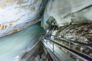 Slovakya buzul buz mağarada renkli bir görünümünü