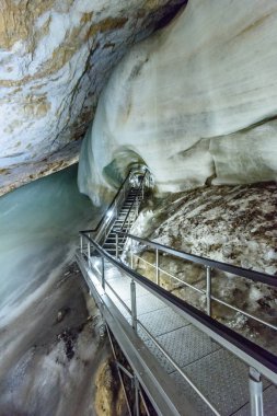 Slovakya buzul buz mağarada renkli bir görünümünü