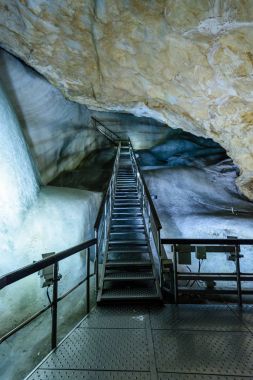Slovakya buzul buz mağarada renkli bir görünümünü