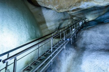 Slovakya buzul buz mağarada renkli bir görünümünü