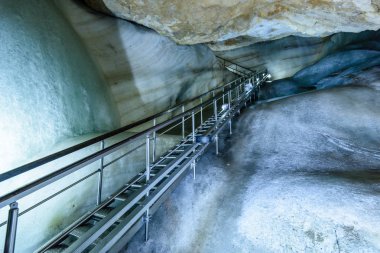 Slovakya buzul buz mağarada renkli bir görünümünü