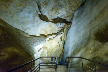 Slovakya buzul buz mağarada renkli bir görünümünü