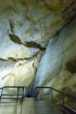 Slovakya buzul buz mağarada renkli bir görünümünü