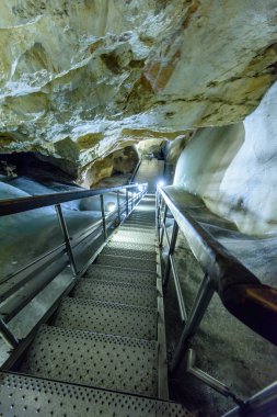 Slovakya buzul buz mağarada renkli bir görünümünü