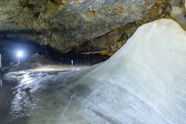 Slovakya buzul buz mağarada renkli bir görünümünü