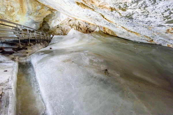 Veduta colorata della grotta di ghiaccio nel ghiacciaio slovacco — Foto Stock