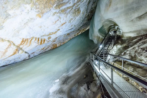 Slovakya buzul buz mağarada renkli bir görünümünü
