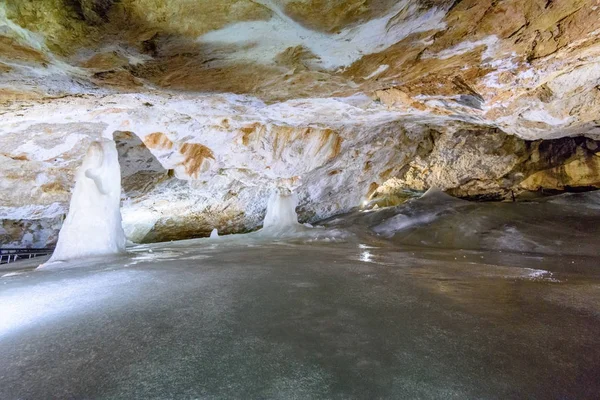 Veduta colorata della grotta di ghiaccio nel ghiacciaio slovacco — Foto Stock