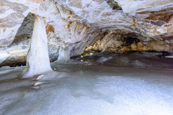 Uma vista colorida da caverna de gelo na geleira na eslováquia — Fotografia de Stock