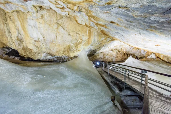 Veduta colorata della grotta di ghiaccio nel ghiacciaio slovacco — Foto Stock