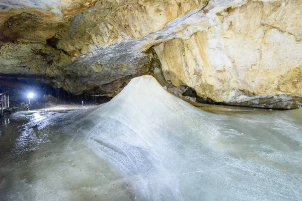 Veduta colorata della grotta di ghiaccio nel ghiacciaio slovacco — Foto Stock