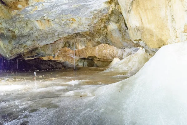 Veduta colorata della grotta di ghiaccio nel ghiacciaio slovacco — Foto Stock