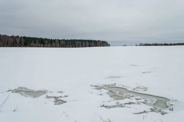 Kış kar ve beyaz alanlar ile kırsal manzara — Stok fotoğraf