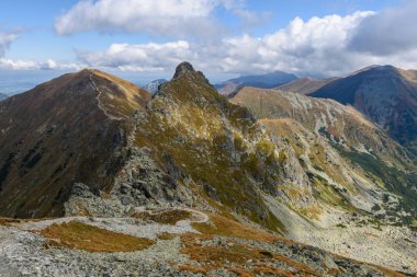 dağ başında bulutlar ve sis kaplı Güz