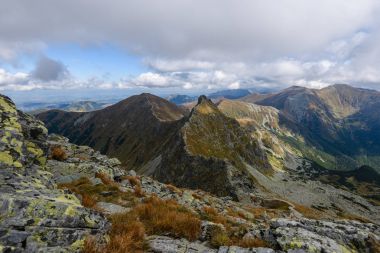 dağ başında bulutlar ve sis kaplı Güz