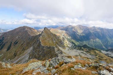dağ başında bulutlar ve sis kaplı Güz