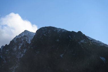dağ başında bulutlar ve sis kaplı Güz