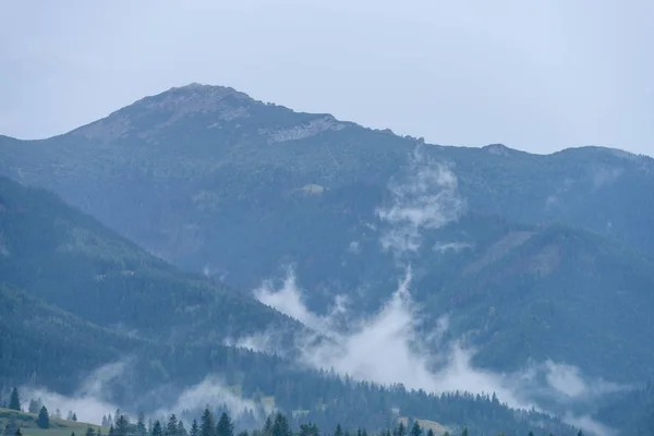 Dağ başında bulutlar ve sis kaplı Güz — Stok fotoğraf