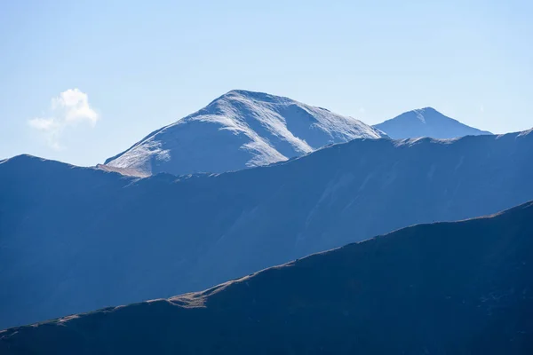 Vrcholky hor na podzim v mlze nebo mraky — Stock fotografie