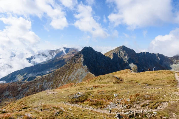 dağ başında bulutlar ve sis kaplı Güz