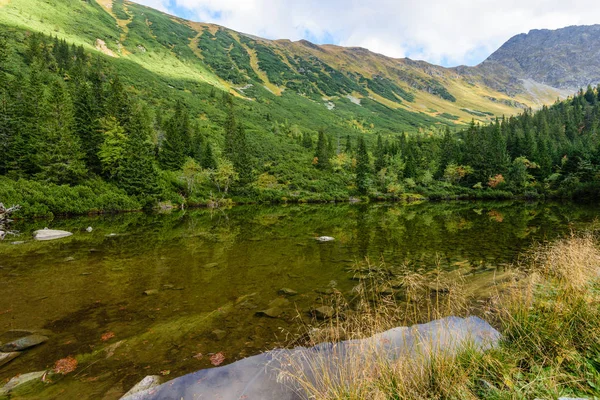 Reflecties in het meerwater in de ochtend mist — Stockfoto