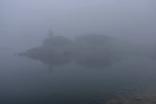 아침 안개에 호수 물에 나무의 반사 — 스톡 사진