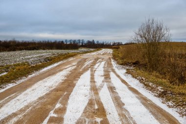 Boş yol kırsal kış. çakıl yüzeyi