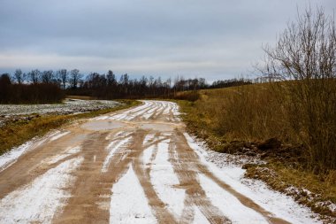 Boş yol kırsal kış. çakıl yüzeyi