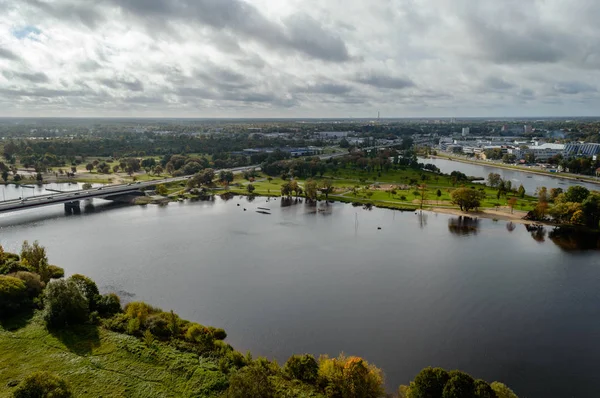 Вид с воздуха на городскую местность в Латвии осенью — стоковое фото