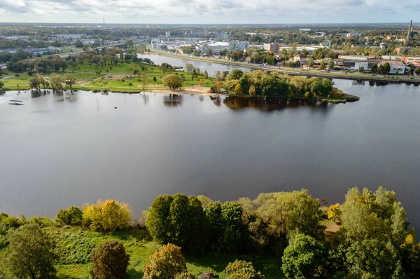 Vista aérea da área urbana em latvia no outono — Fotografia de Stock