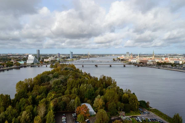 Вид с воздуха на городскую местность в Латвии осенью — стоковое фото