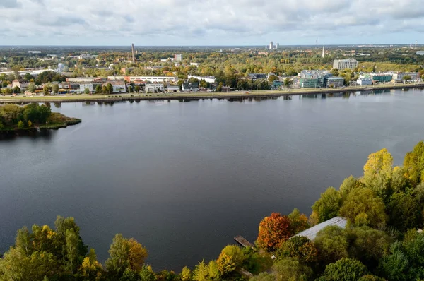 Вид с воздуха на городскую местность в Латвии осенью — стоковое фото